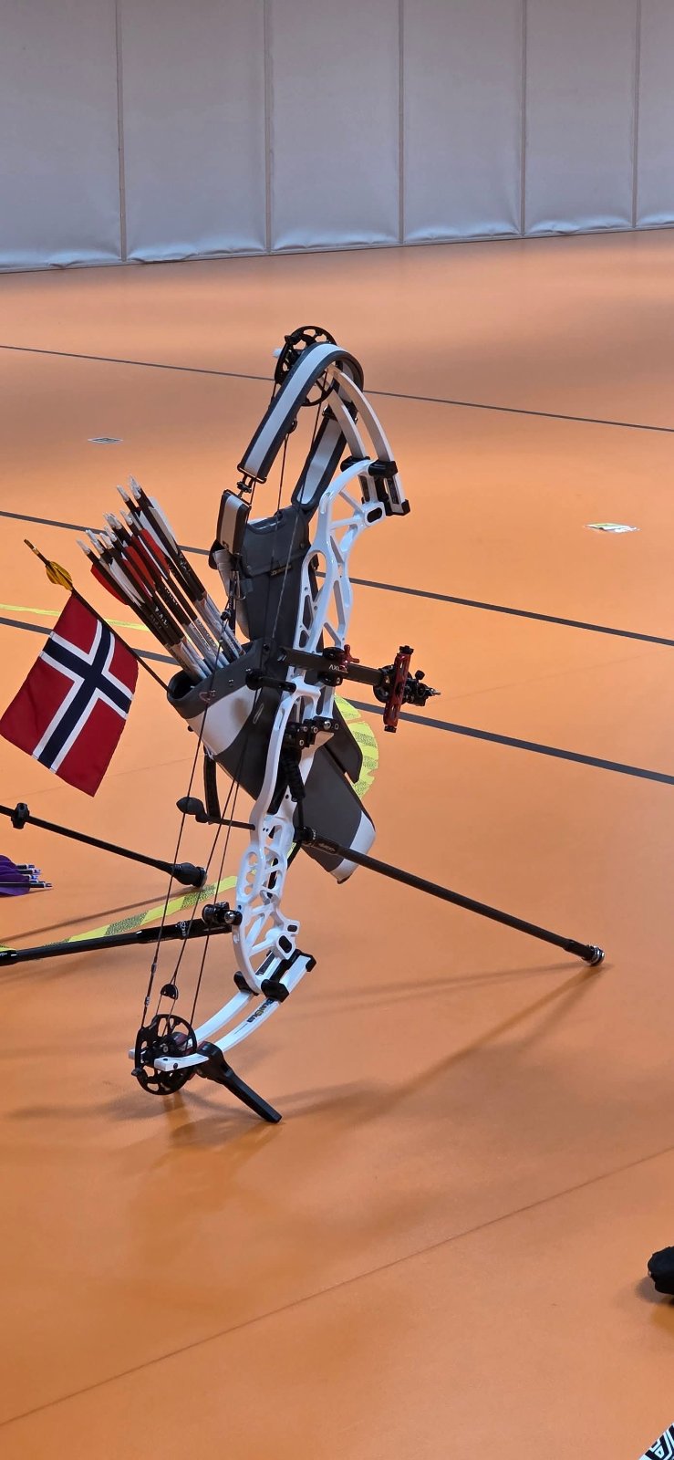 Compoundbue med norsk flagg i buehallen
