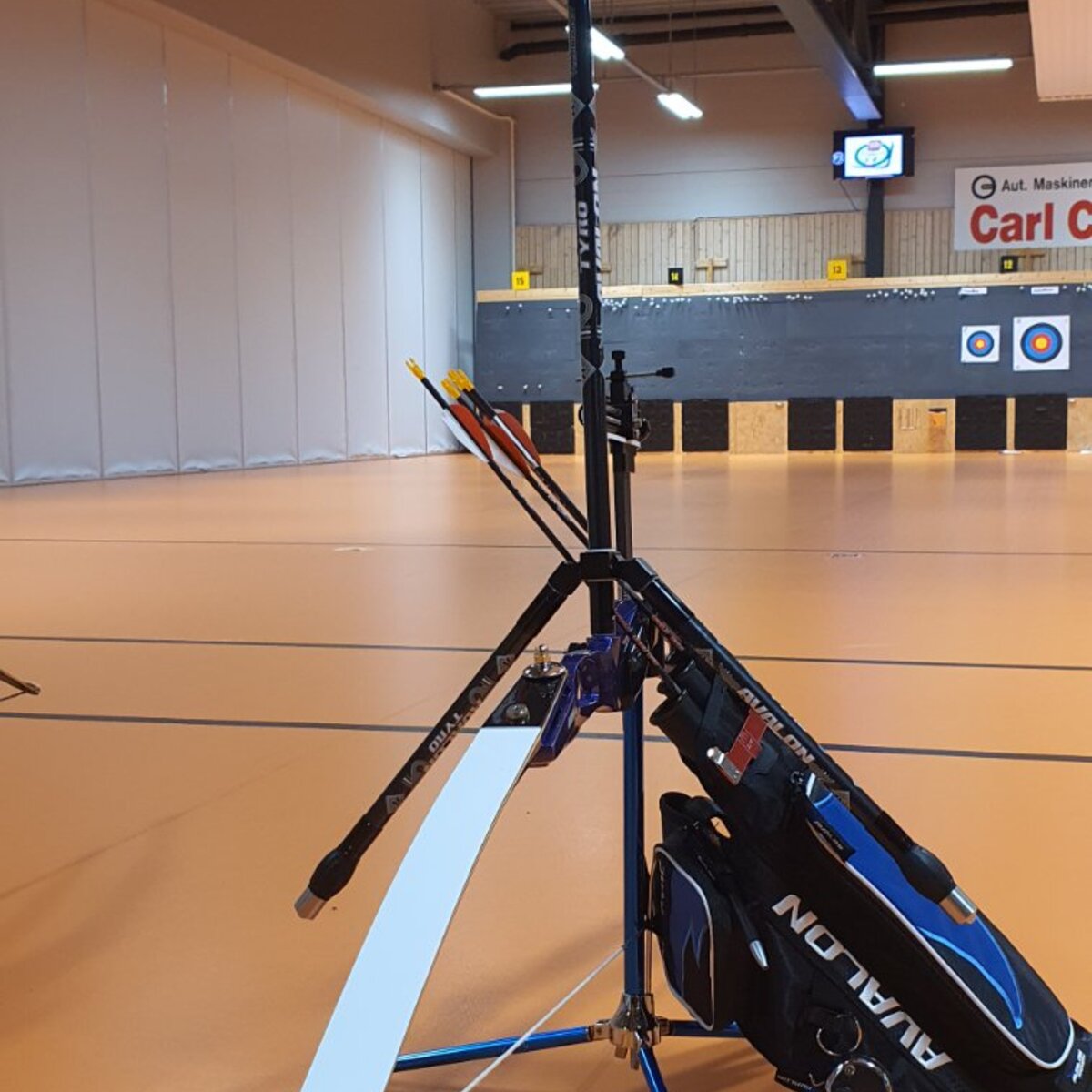 Recurvebue på stativ i hallen