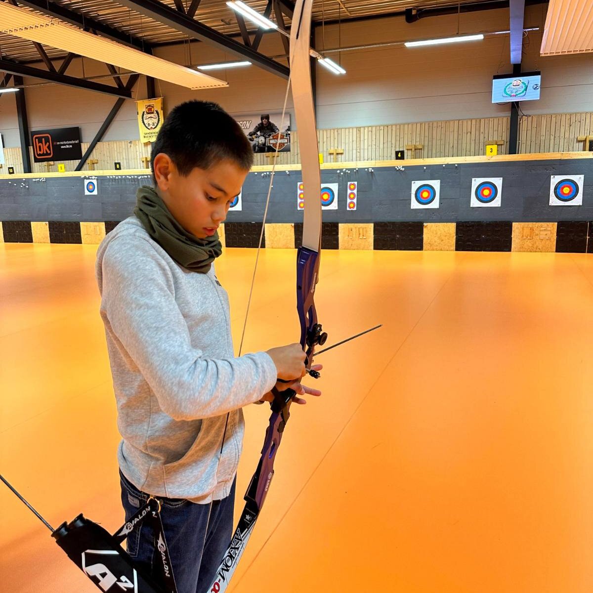 Ung skytter klargjør pil i hallen