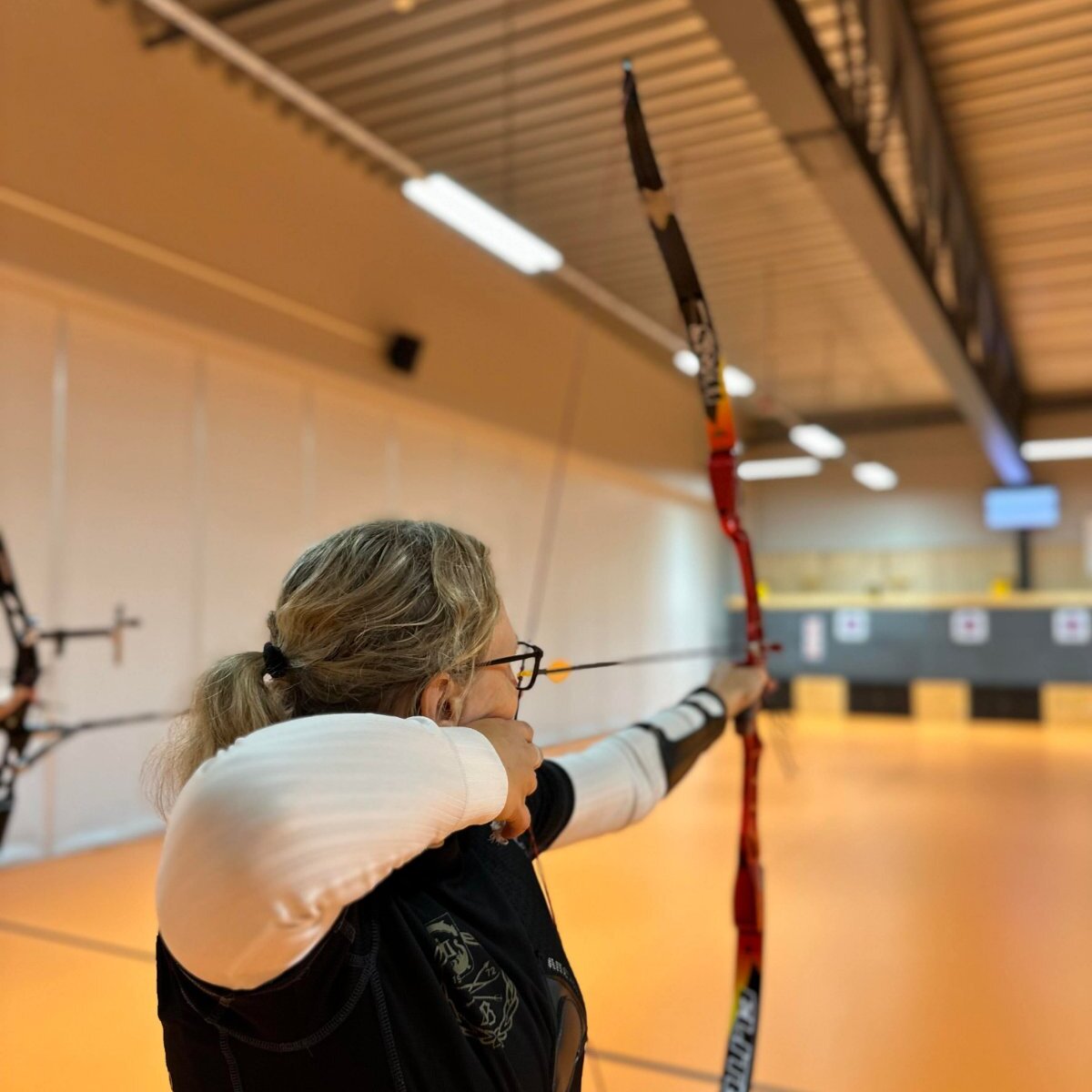 Skytter sikter med tradisjonell bue