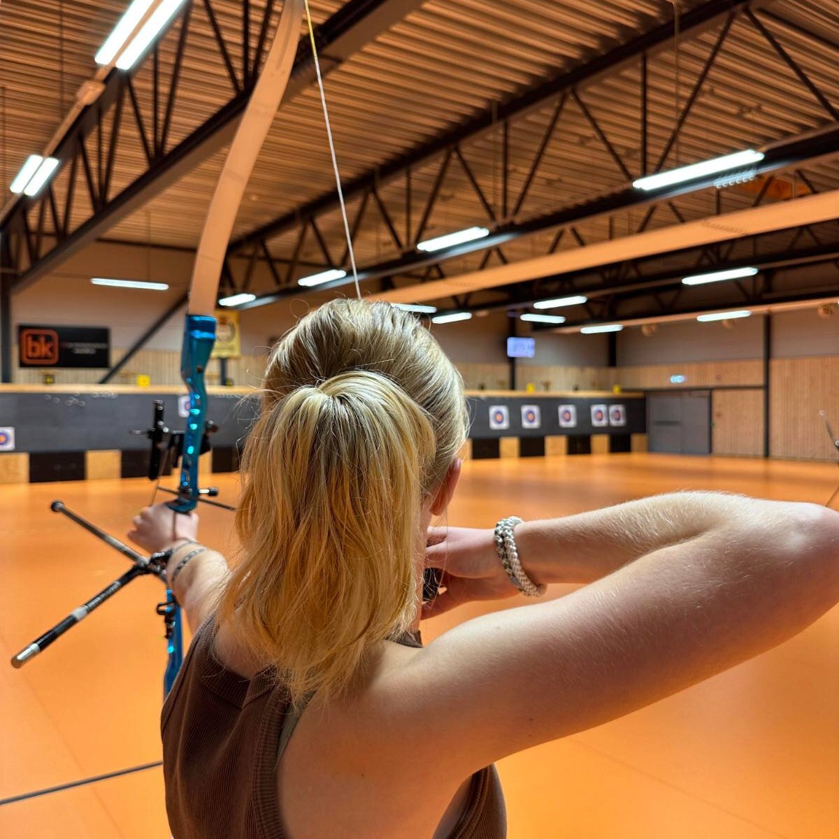 Skytter med recurvebue i hallen